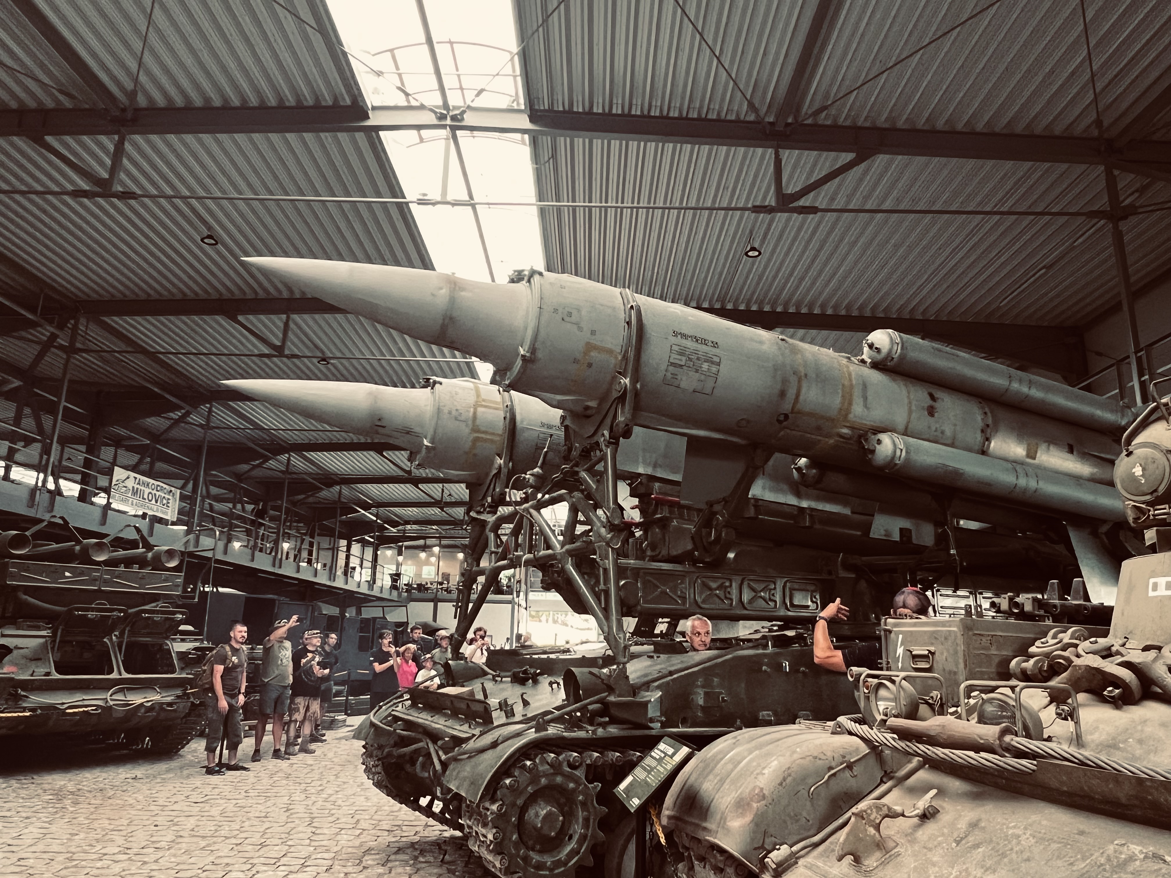 Muzejní hala Tankodromu Milovice, tank T-55 a v pozadí raketové odpalovače