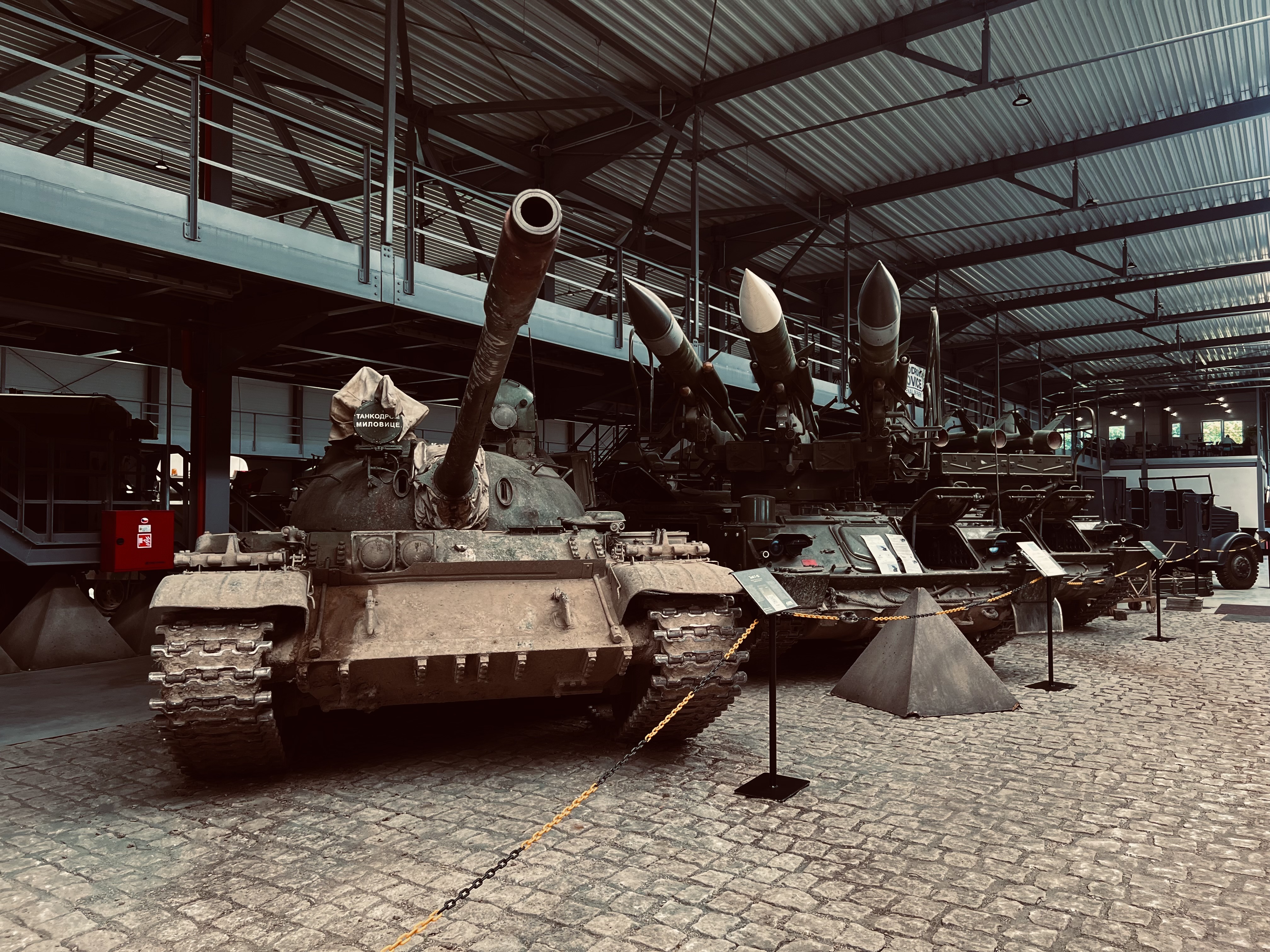 Průvodce vypráví skupině návštěvníků u raketového odpalovače v hale