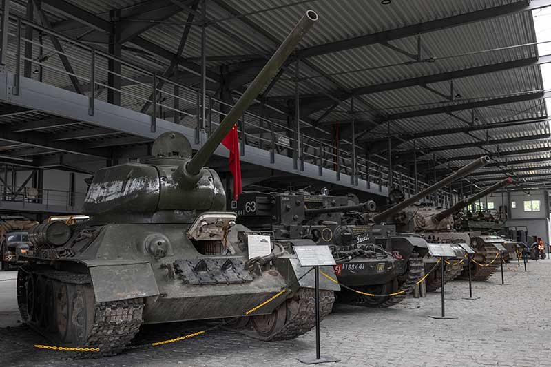 Hala muzea Tankodromu Milovice s řadou obrněné techniky